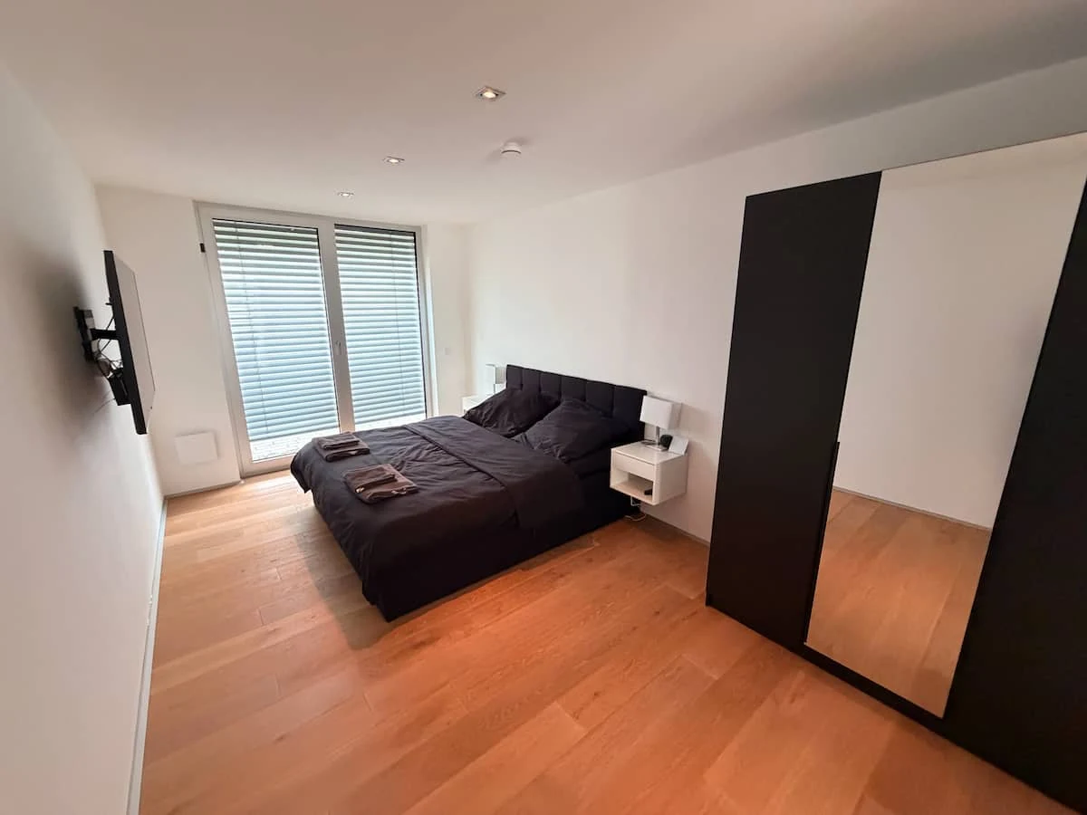 Helles Schlafzimmer im Lakehouse