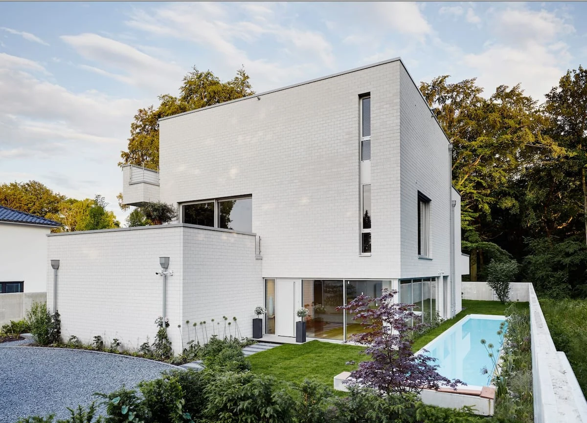 Bauhausvilla mit Pool und Garten